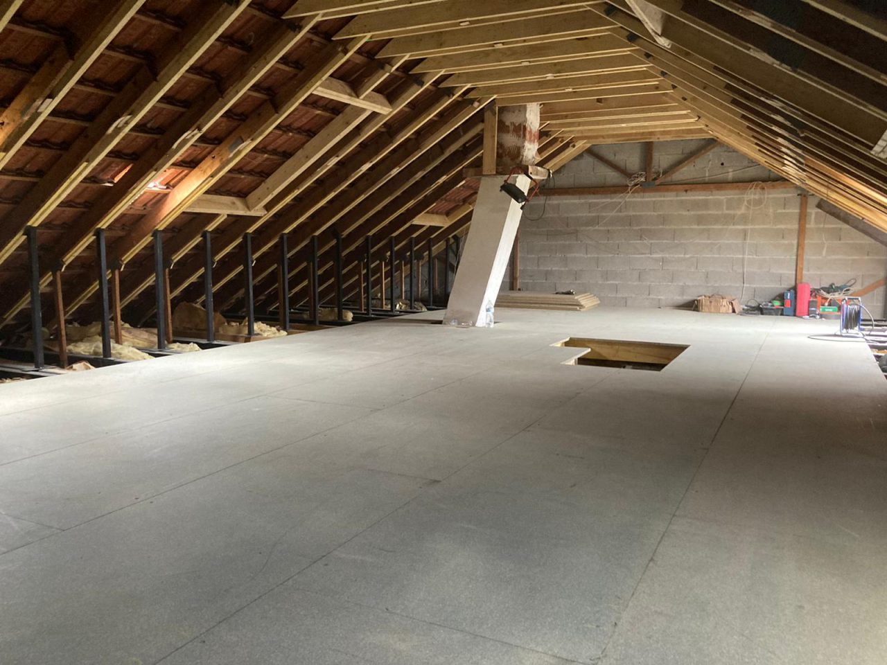 Comment Faire Un Plancher Bois Dans Les Combles Perdu Video Les étapes d'un aménagement des combles perdus à fermettes en W bois